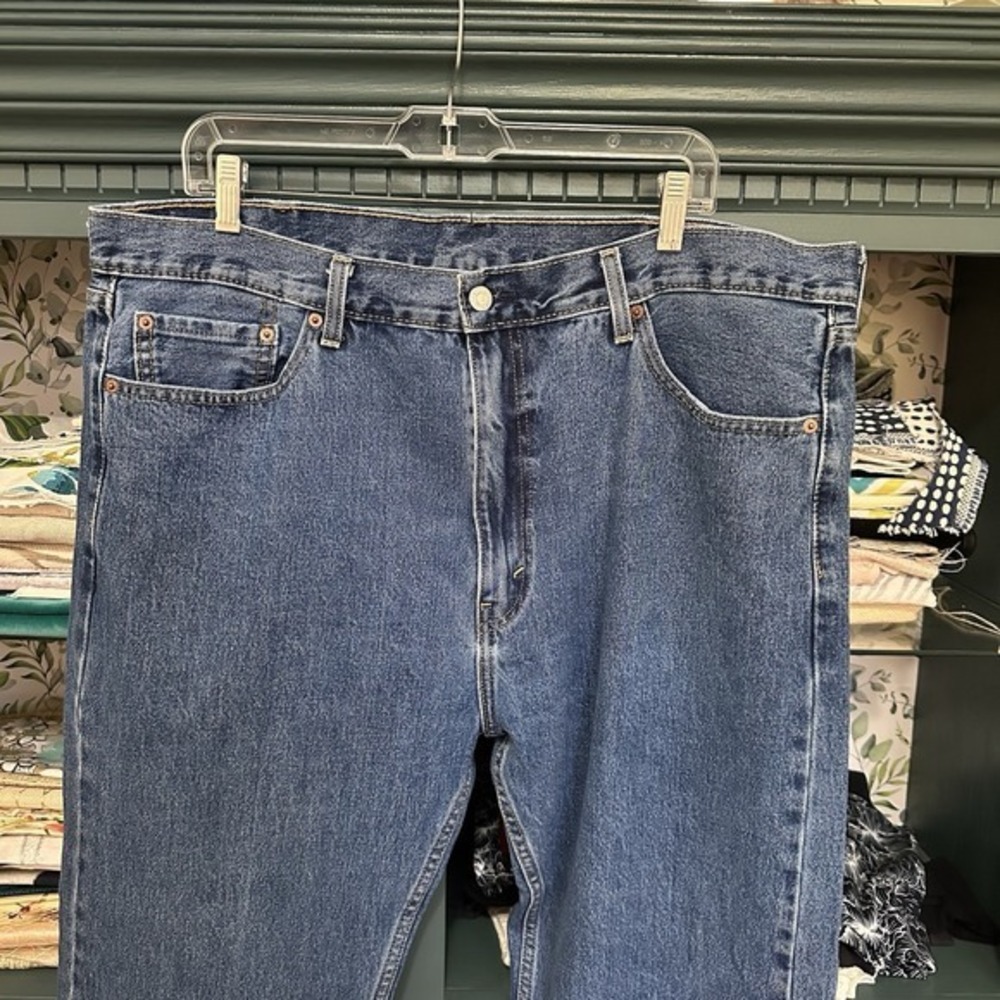Levis 505 Jeans Mens 42x32 Blue Denim Straight Leg Zip Fly Classic Medium Wash - Picture 2 of 11